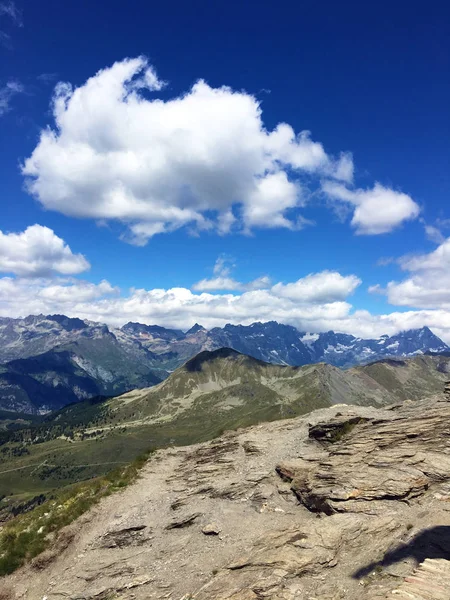 Cloudscape y picos de montaña en el norte de Italia, verano — Foto de Stock