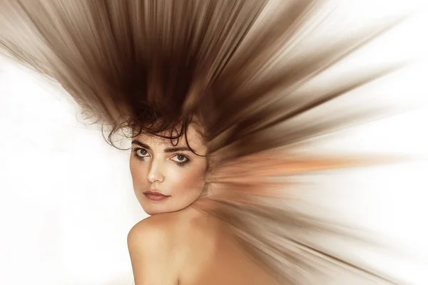 Abstraktes Frauenporträt mit verschmiertem Make-up, verschwommenem Haar — Stockfoto