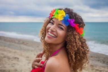 Sahilde güzel ve mutlu Hawaii kadın portre