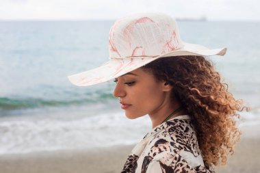 Muhteşem bir kadın portre içinde sahilde sanıyordum