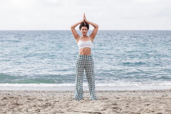 Schönes und entspanntes Frauenporträt beim Yoga am Strand — Stockfoto