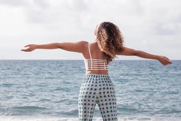 Mooie jonge vrouw portret genieten van vrijheid op het strand — Stockfoto