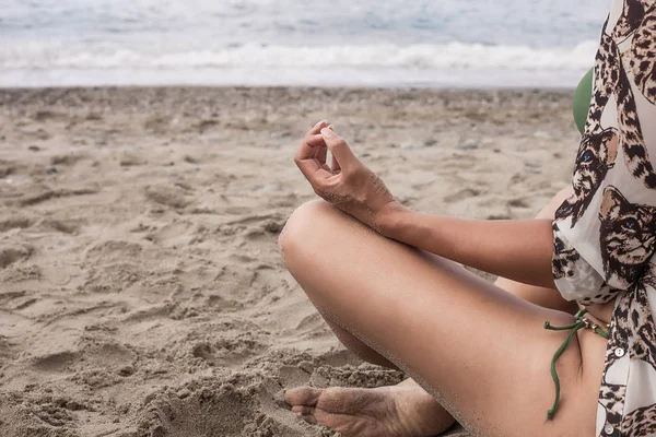 Frauenporträt meditiert am Strand vor dem Meer — Stockfoto