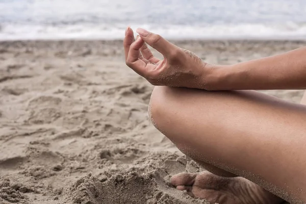 Dettaglio donna ritratto meditando sulla spiaggia di fronte al mare — Foto Stock