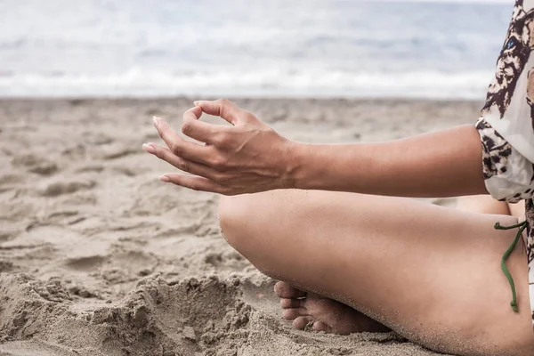 Vrouw detail portret mediteren op het strand — Stockfoto