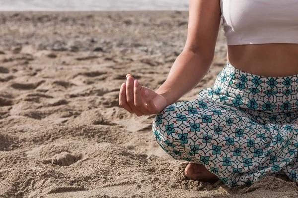 Ritratto donna meditando sulla spiaggia — Foto Stock