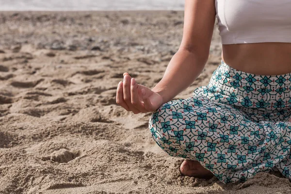 Frauenporträt meditiert am Strand — Stockfoto