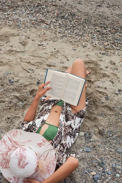 夏の日のビーチで若い女性の肖像画読書 — ストック写真