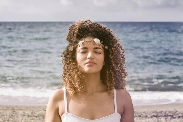 Schönes Frauenporträt, das sich frei und entspannt am Meer fühlt — Stockfoto