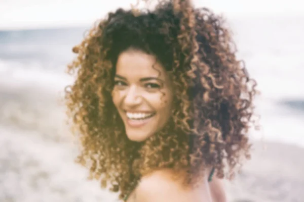 Retrato fuera de foco de la mujer feliz en la playa — Foto de Stock