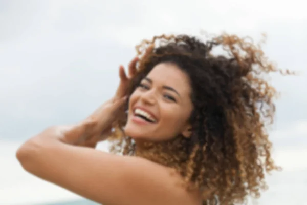 Ur fokus porträtt av lycklig kvinna skrattar sommartid — Stockfoto
