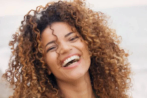 Spośród fokus portret szczęśliwy kobieta śmiech — Zdjęcie stockowe