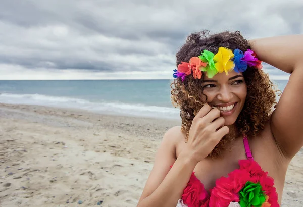 Porträt einer wunderschönen hawaiianischen Frau, die bunte Accessoires trägt und lächelt — Stockfoto