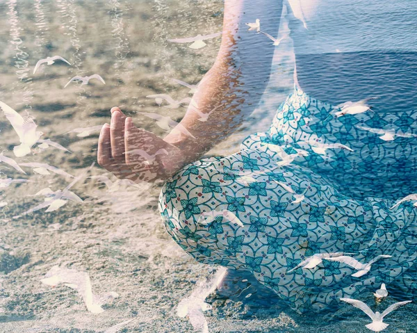 Doppelbelichtung von meditierenden Frauen am Strand und fliegenden Möwen — Stockfoto