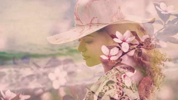 Dubbele blootstelling van vrouw portret diep in gedachte en mooie bloemen — Stockfoto