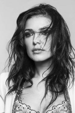 Güzel ve düşünceli kadın portre seyir bir yana, siyah ve beyaz