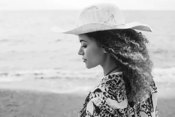 Wunderschönes Frauenporträt nachdenklich am Strand, schwarz-weiß — Stockfoto