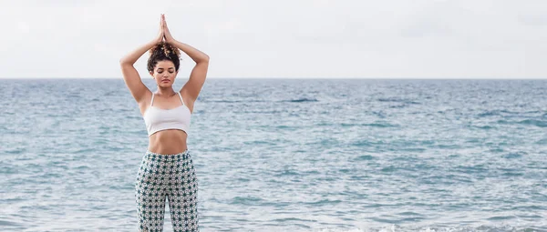 Schöne und entspannte Frau beim Yoga am Strand, Briefkasten — Stockfoto
