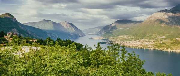 Hermosa escapada al lago y el paisaje nublado visto desde Civenna, Italia - Buzón —  Fotos de Stock