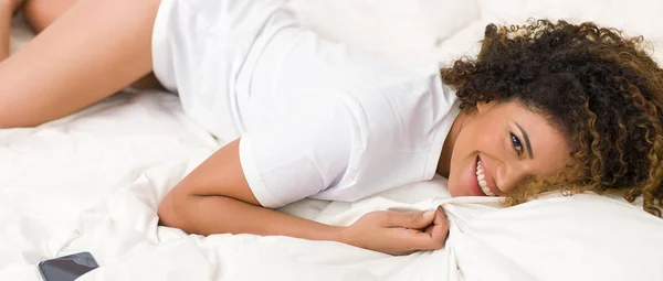 Portret van de prachtige en gelukkig vrouw liggend op bed in de ochtend, brievenbus — Stockfoto