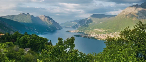 从意大利西文纳看到的美丽的科莫湖一瞥-信箱 — 图库照片