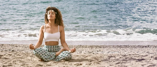 Lovely woman portrait sitting on the beach and meditating, letterbox — Stock Photo, Image