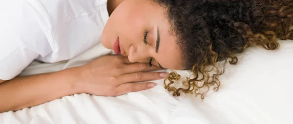 Pretty woman portrait sleeping soundly, letterbox — Stock Photo, Image