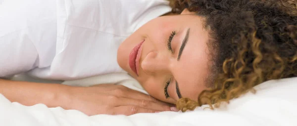 Pretty woman portrait smiling while sleeping soundly, letterbox — Stock Photo, Image
