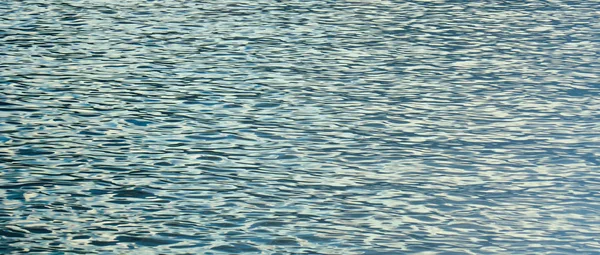 Волны озера Комо, Италия - Letterbox — стоковое фото