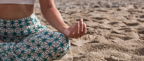 Ritratto donna meditando sulla spiaggia, cassetta delle lettere — Foto Stock