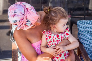 Güzel anne ve küçük kızı portre sahilde