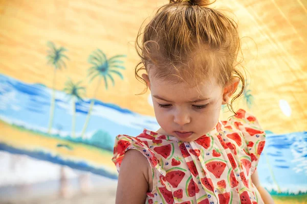 Linda niña retrato con vestido de fresa en la playa —  Fotos de Stock
