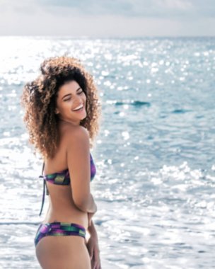 Deniz yakınında gülüyor muhteşem ve mutlu kadının odak portresi