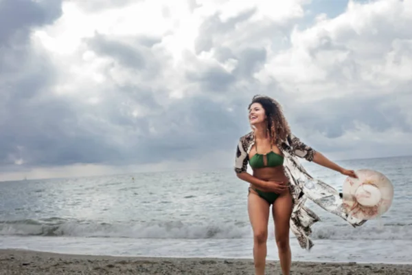 Ritratto sfocato di donna stupenda che si sente libera sulla spiaggia — Foto Stock