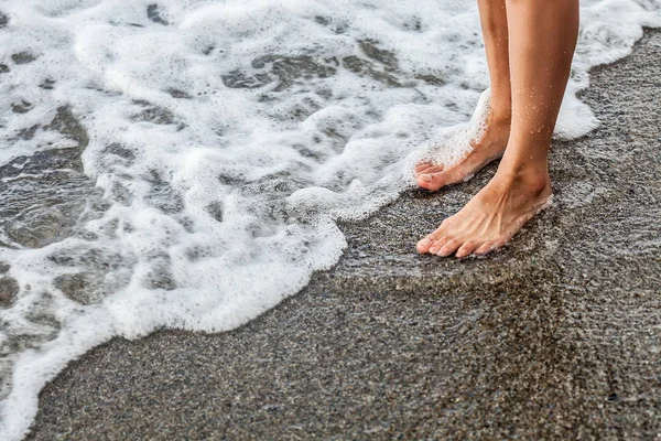 Female feet and seashore, woman going to bath in the sea — Stock Photo, Image