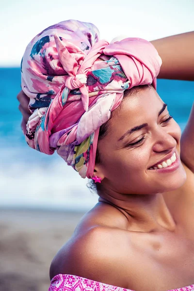 Gelukkige vrouw portret glimlachend en ontspannen op het strand — Stockfoto
