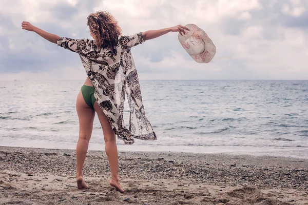 Mulher de volta retrato sentindo-se livre em frente ao mar — Fotografia de Stock