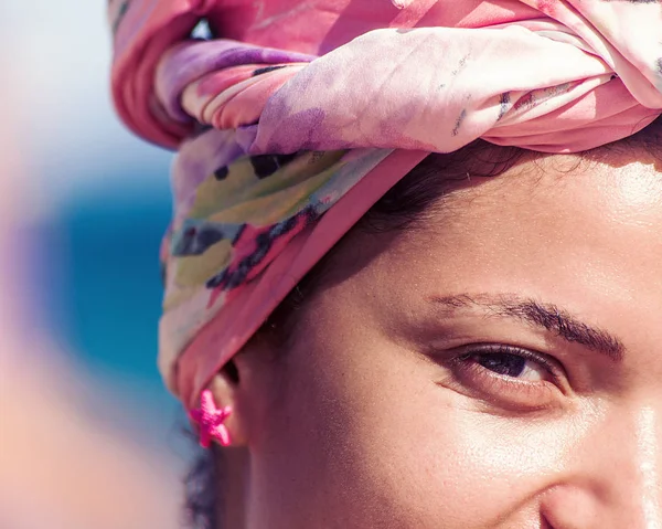 Gros plan portrait de femme portant turban rose et souriant — Photo