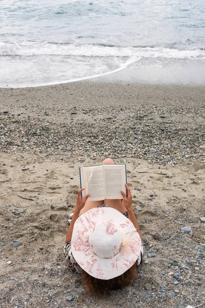 Vrouw staand ontspannen tijdens het lezen van boeken op het strand — Stockfoto