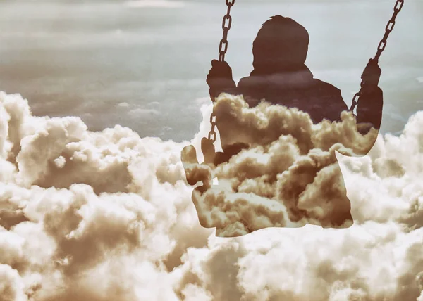 Подвійна експозиція дитини на гойдалках і красивий хмарний пейзаж — стокове фото