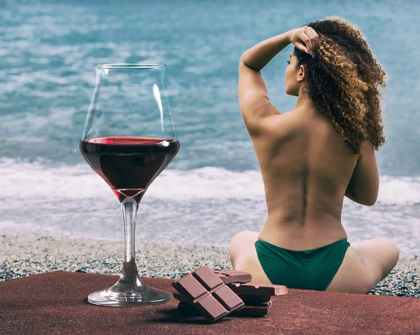 초콜릿, 아름 다운 여자와 레드 와인 유리 다시 해변에 앉아 초상화 — 스톡 사진