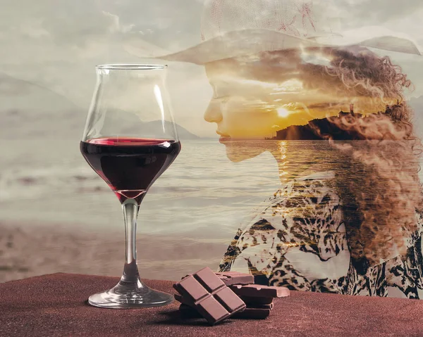 Bicchiere di vino rosso con cioccolato e bella donna ritratto con tramonto sul lago — Foto Stock