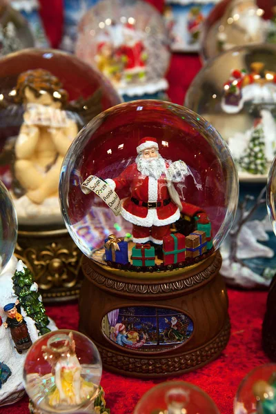 Bola de Navidad con Santa Claus sosteniendo la lista de nombres y regalos de colores, vertical — Foto de Stock