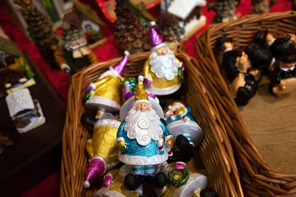Encantadora decoración de Santa Claus en el mercado de Navidad — Foto de Stock