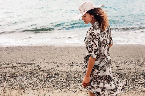 Retrato de mujer hermosa y de moda siendo pensativo en la playa — Foto de Stock