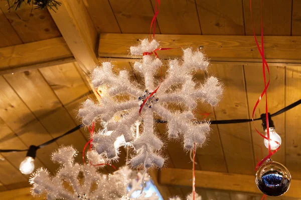 Fiocco di neve appeso decorazione nel mercatino di Natale — Foto Stock