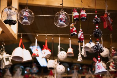 Güzel Noel süsleri asılı