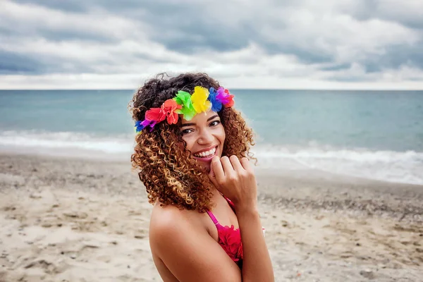 ビーチで笑顔のハワイの女性の肖像画 — ストック写真