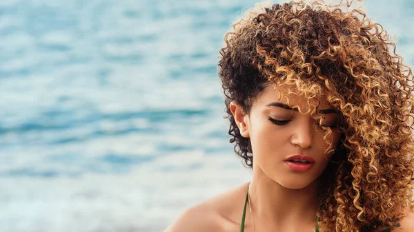 Hermoso retrato de mujer en la playa, mirando hacia abajo —  Fotos de Stock