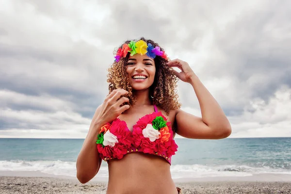 Linda mulher havaiana retrato na praia — Fotografia de Stock